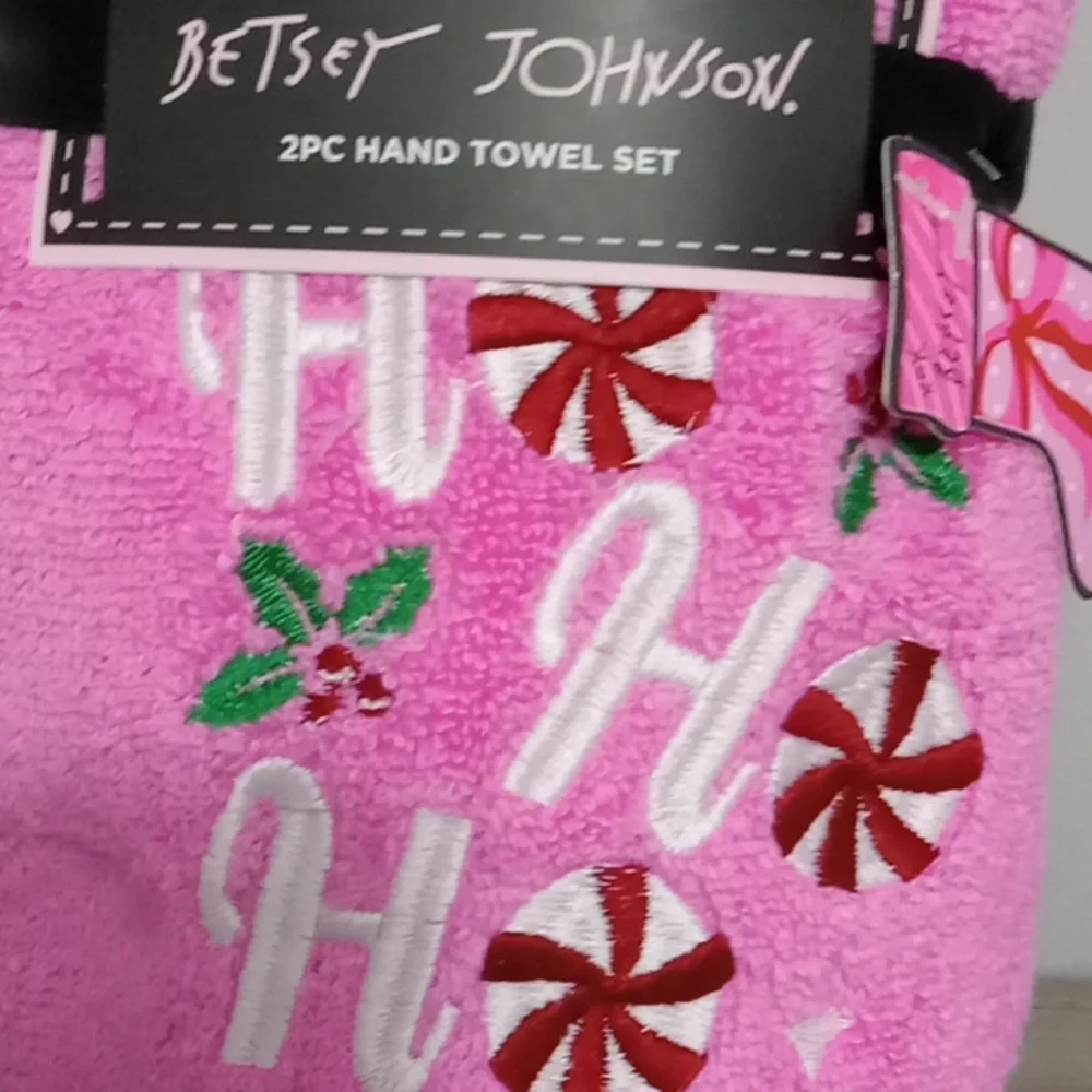 Betsey Johnson Pink and Red Holiday Hand Towel Set New